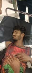 तेज रफ्तार और नशे में ड्राइविंग का कहर,बस-पिकअप टक्कर में युवक का हाथ कटा, ड्राइवर फरार