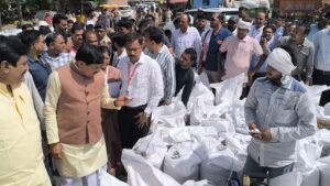 उपार्जन केंद्र पर सीएम का औचक निरीक्षण, किसानों से किया सीधा संवाद