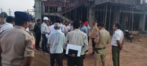 निर्माण में जरा भी लापरवाही नहीं चलेगी,कलेक्टर विकास मिश्रा का रामपुर नैकिन सिविल अस्पताल पर औचक निरीक्षण
