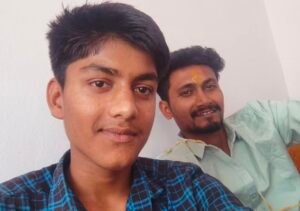 न घर पक्का, न जेब में पैसे पर फिर भी बेटे ने कर दिखाया कमाल, बस से गया कलेक्टर से मिलने टॉपर अभय