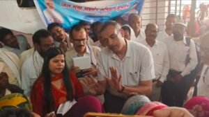 “मैं अधिकारी नहीं, आपका नौकर हूं” सीधी कलेक्टर की सादगी ने जीता दिल, शिविर में सुलझा पंचायत विवाद