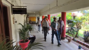 जिंदा लोग खुद साबित कर रहे हैं कि वे जिंदा हैं, कागजों में मौत बांट रहा पंचायत सचिव