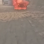 चलते वाहन में लगी भीषण आग, चालक की सूझबूझ से बड़ा हादसा टला