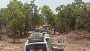 ताला–पनपथा मार्ग पर थमा पहिया, घंटों बाद खुला जाम; हाइवा खराब होने से 100 से ज्यादा वाहन फंसे