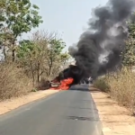 सड़क पर दौड़ती कार बनी आग का गोला, चंद सेकंड में पलटा मंजर,दो जिंदगियां बाल-बाल बचीं