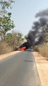 सड़क पर दौड़ती कार बनी आग का गोला, चंद सेकंड में पलटा मंजर,दो जिंदगियां बाल-बाल बचीं