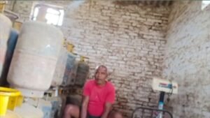 सीधी में ‘गैस खेल’ का बड़ा खुलासा,भरे सिलेंडर से खाली में ट्रांसफर कर रहे कर्मचारी
