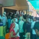 500 लोगों को 4 फीट के रास्ते में घंटों खड़ा रख प्रशासन ने बनाई ‘भेड़-बकरी’ जैसी स्थिति, दिव्यांग और बुजुर्ग भी हुए बेबस”