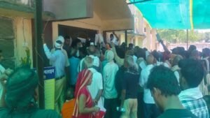 500 लोगों को 4 फीट के रास्ते में घंटों खड़ा रख प्रशासन ने बनाई ‘भेड़-बकरी’ जैसी स्थिति, दिव्यांग और बुजुर्ग भी हुए बेबस”