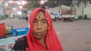 रात के अंधेरे में गरीब महिला का उजड़ा आशियाना, अनाज से लेकर बर्तन तक समेट ले गए चोर