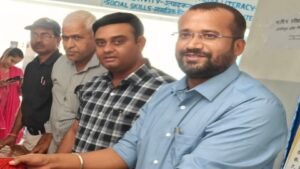नहर में डूबे युवक के परिजनों को मिली चार लाख की आर्थिक सहायता, एसडीएम चुरहट ने सौंपा राहत राशि आदेश