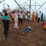 टावर के नीचे युवक की खून से सनी लाश मिलने से सनसनी, पुलिस जांच में जुटी