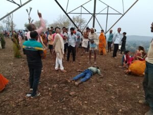 टावर के नीचे युवक की खून से सनी लाश मिलने से सनसनी, पुलिस जांच में जुटी