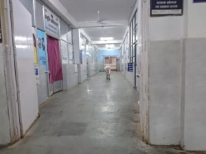 जिला अस्पताल में बड़ी लापरवाही, लेबर कार्ड भी मवेशियों का कब्जा