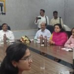 “काम करो या जवाब दो”,रीवा में नवागत कलेक्टर की सख्ती पर बवाल, कर्मचारियों का कमिश्नर कार्यालय घेराव