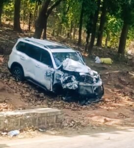 कार और ट्रैक्टर में भिड़ंत,4 से 5 लोग हैं घायल