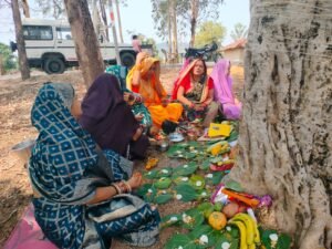 वर्दी में कर्तव्य, आस्था में समर्पण,कुसमी थाना प्रभारी अरुणा द्विवेदी ने ड्यूटी निभाने के बाद रखा बट सावित्री व्रत