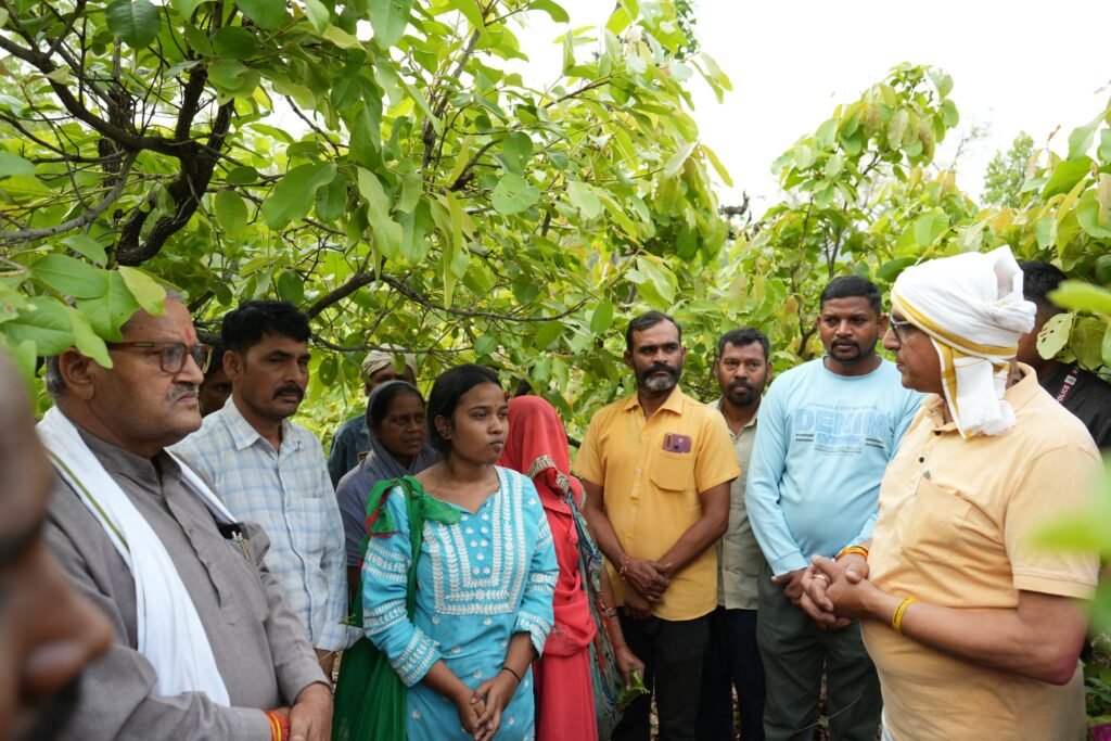भालू से बचकर रहें, ग्रुप में तेंदूपत्ता तोड़ें”,जंगल पहुंचे सांसद डॉ. राजेश मिश्रा ने महिलाओं को दिए सुरक्षा मंत्र, योजनाओं का भी बताया लाभ 3 IMG 20260519 WA0021 News E 7 Live