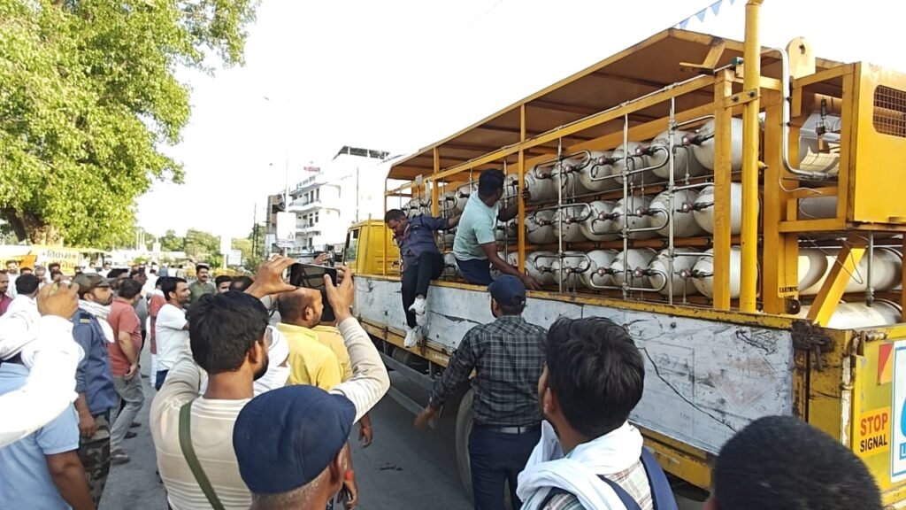 सांसद आवास के सामने CNG गैस रिसाव से मचा हड़कंप, समय रहते टला बड़ा हादसा 2 IMG 20260521 WA0013 News E 7 Live