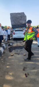 शादी से लौट रहे थे कार सवार हुई मौत,गाड़ी को काटकर निकाला बाहर