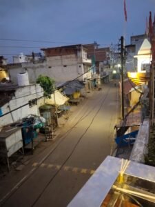 दिन निकलने के बाद भी जलती रहीं स्ट्रीट लाइटें, बिजली खर्च पर उठे सवाल