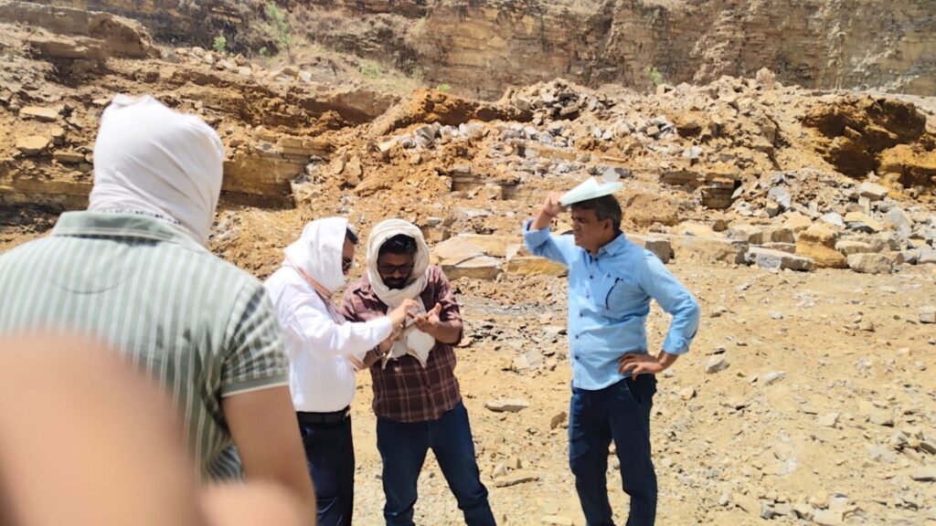 सीधी के पत्थर खदान में पुलिस और खनिज विभाग की छापामार कार्यवाही 1 IMG 20260525 WA0002 News E 7 Live