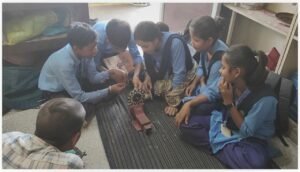 पढ़ाई के साथ साथ बच्चों को दिया रहा ऑन जॉब का प्रशिक्षण
