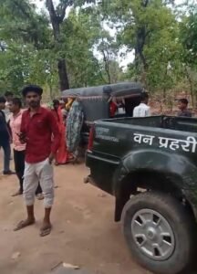 चरका पानी पर्यटन स्थल पर बढ़ाई गई निगरानी, वन अमले ने दी समझाइश