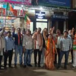 चुनावी जीत की खुशी में भाजपा कार्यकर्ताओं ने प्रकाश चौराहे पर मनाया जश्न