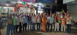 चुनावी जीत की खुशी में भाजपा कार्यकर्ताओं ने प्रकाश चौराहे पर मनाया जश्न