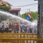 पेपर लीक पर फूटा गुस्सा: सांसद आवास घेरने पहुंचे यूथ कांग्रेस कार्यकर्ता, वाटर कैनन और गिरफ्तारी के बीच हाईवोल्टेज प्रदर्शन”
