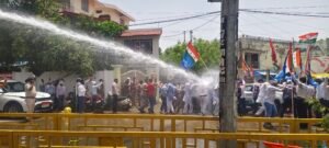 पेपर लीक पर फूटा गुस्सा: सांसद आवास घेरने पहुंचे यूथ कांग्रेस कार्यकर्ता, वाटर कैनन और गिरफ्तारी के बीच हाईवोल्टेज प्रदर्शन”
