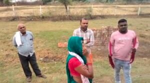 20 दिन से घर में कैद हूँ, आरोपी वापस लेने की मिल रही धमकी", पीड़िता ने बयां किया खौफ; पत्थरबाजी का भी आरोप