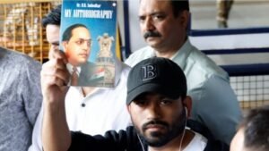 दिल्ली पहुंचते ही चर्चा में आए काकरोच जनता पार्टी के फाउंडर अभिजीत दीपके, हाथों में दिखी बाबा साहेब की किताब