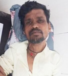 चोरी की अंदेशा में युवक की डंडे से बेरहम पिटाई