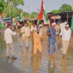 गड्ढों में धान रोप कांग्रेस ने जताया विरोध, अमिलिया-सिहावल मार्ग की दुर्दशा पर फूटा जनाक्रोश