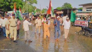 गड्ढों में धान रोप कांग्रेस ने जताया विरोध, अमिलिया-सिहावल मार्ग की दुर्दशा पर फूटा जनाक्रोश