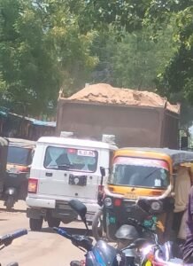 एसडीएम की गाड़ी के आगे दौड़ता रहा रेत से भरा हाईवा, मगर कार्रवाई नहीं; आखिर किसका था संरक्षण?