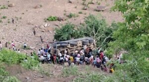 कैमूर की खाई में समाई तेज रफ्तार हाईवे गाड़ी, कोदौरा पहाड़ पर बड़ा हादसा, चालक के फंसे होने की आशंका, राहत-बचाव अभियान जारी