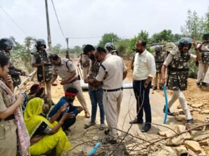 सड़क जाम हटाने पहुंचे थाना प्रभारी पर टांगी-हंसिए से हमला, पांच थानों की पुलिस ने संभाला मोर्चा; एसडीएम की मौजूदगी में खुला जाम, आरोपी गिरफ्तार