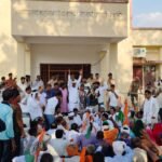 एसडीएम नहीं पहुंचीं ज्ञापन लेने, भड़के कांग्रेसी, रैली निकाल कार्यालय पहुंचे, धरने पर बैठे कार्यकर्ता