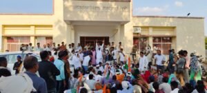 एसडीएम नहीं पहुंचीं ज्ञापन लेने, भड़के कांग्रेसी, रैली निकाल कार्यालय पहुंचे, धरने पर बैठे कार्यकर्ता