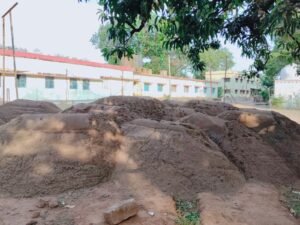 रेलवे की जमीन पर रेत का अंबार, 21 ट्रॉली जब्त... लेकिन रहस्य बनी खड़ी डिग्गी, आखिर किसका है खेल?