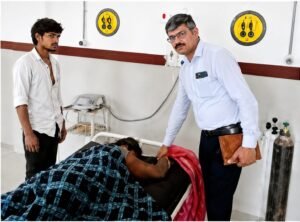 सीएमएचओ ने किया औचक निरीक्षण, लापरवाही मिलने पर कर्मचारियों पर कार्रवाई,मचा हड़कंप