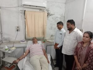 स्वैच्छिक रक्तदान से जीवन बचाने का संदेश,कलेक्टर एवं जिला पंचायत सीईओ ने किया रक्तदान