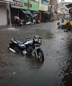 पहली बारिश में बह गए विकास के दावे, पाली नगर पालिका की तैयारियों की खुली पोल, बस स्टैंड बना स्विमिंग पूल