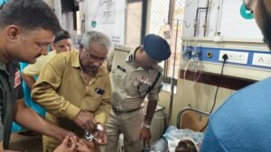 सीधी में थाना प्रभारी पर टांगी-हंसिए से जानलेवा हमला, सड़क जाम हटाने पहुंचे थे पुलिस अधिकारी; पांच नामजद आरोपी, एसपी पहुंचे अस्पताल