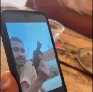 VIDEO CALL पर हथियार दिखाकर बनाया 'भौकाल', वायरल वीडियो के बाद पुलिस हरकत में