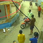 बाल-बाल बचा बड़ा हादसा: शंकर मंदिर की छत का हिस्सा अचानक गिरा, CCTV में कैद हुई पूरी घटना