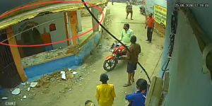 बाल-बाल बचा बड़ा हादसा: शंकर मंदिर की छत का हिस्सा अचानक गिरा, CCTV में कैद हुई पूरी घटना